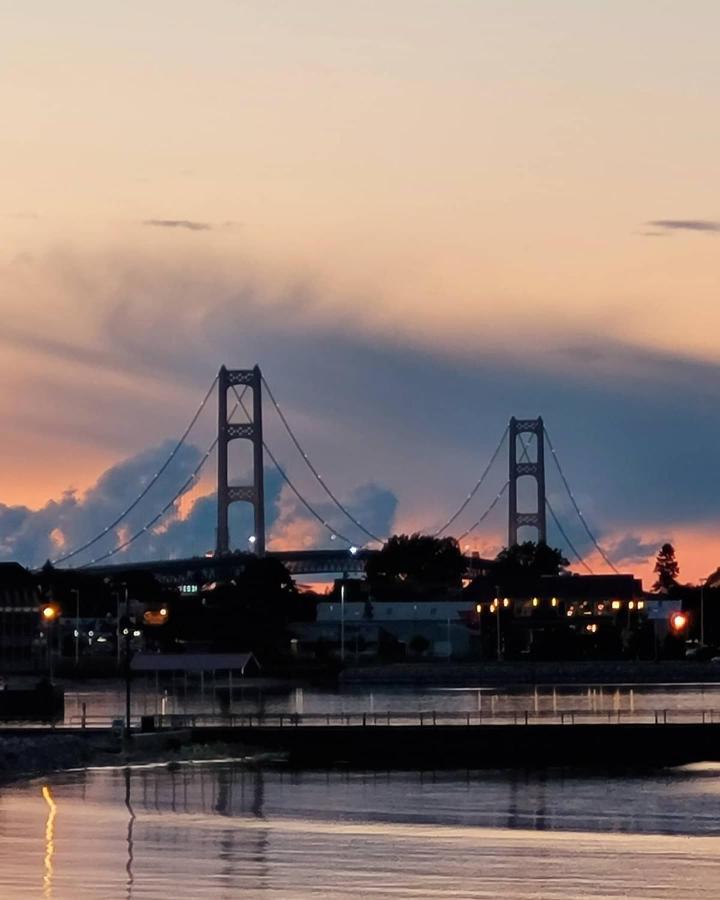 Mackinaw Beach And Bay Inn & Suites Макино Сити Екстериор снимка