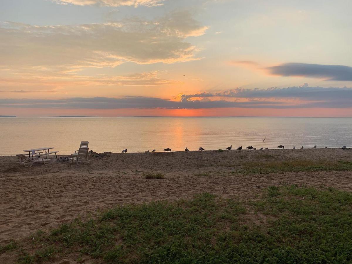 Mackinaw Beach And Bay Inn & Suites Макино Сити Екстериор снимка