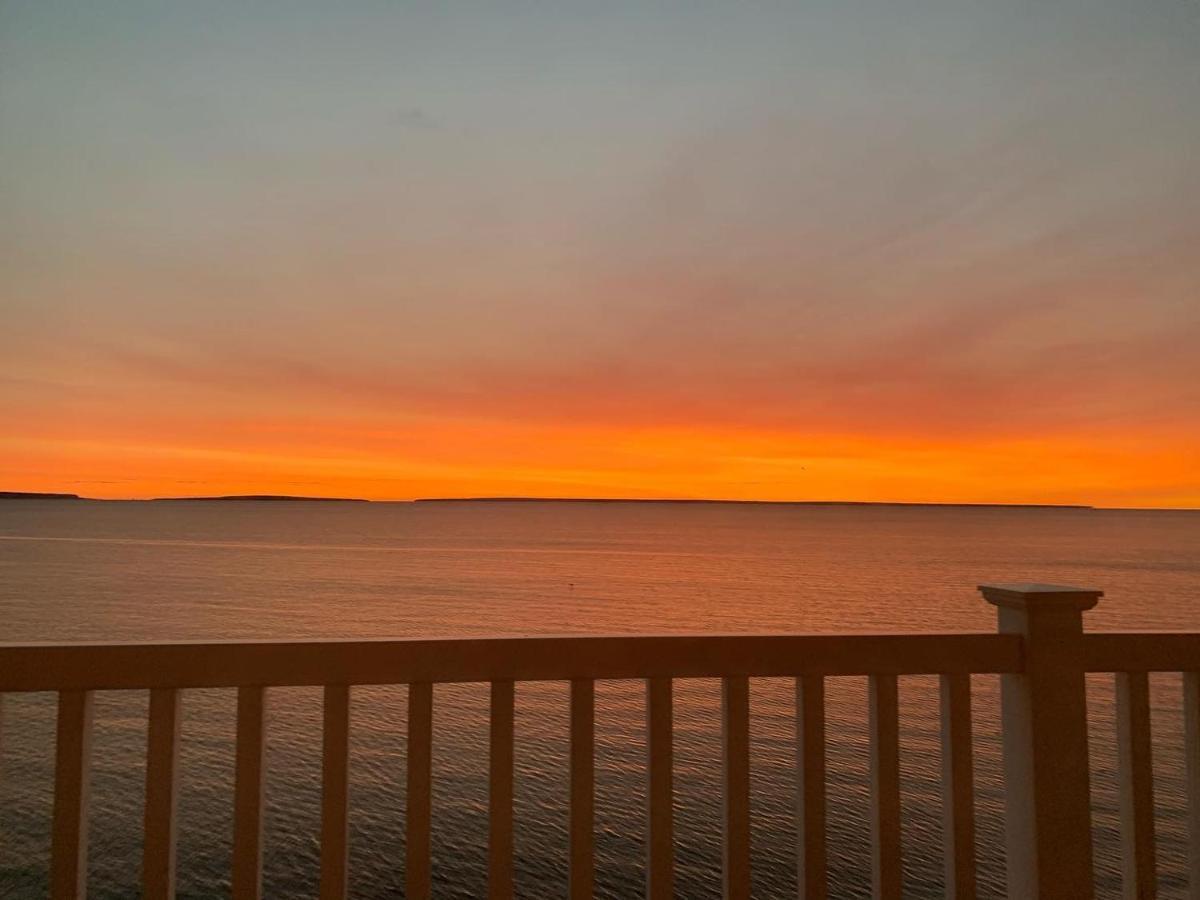 Mackinaw Beach And Bay Inn & Suites Макино Сити Екстериор снимка