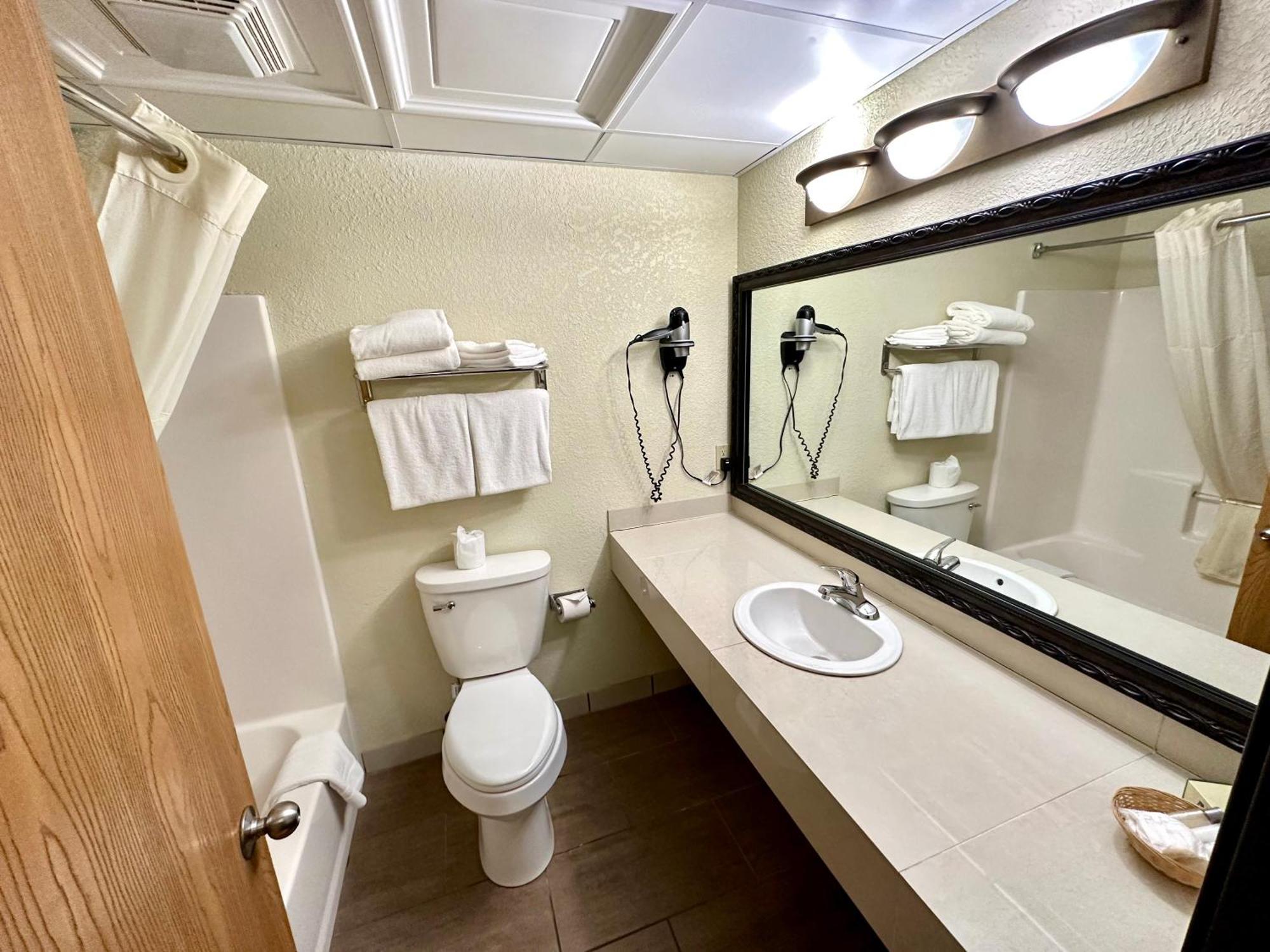 Mackinaw Beach And Bay Inn & Suites Макино Сити Екстериор снимка