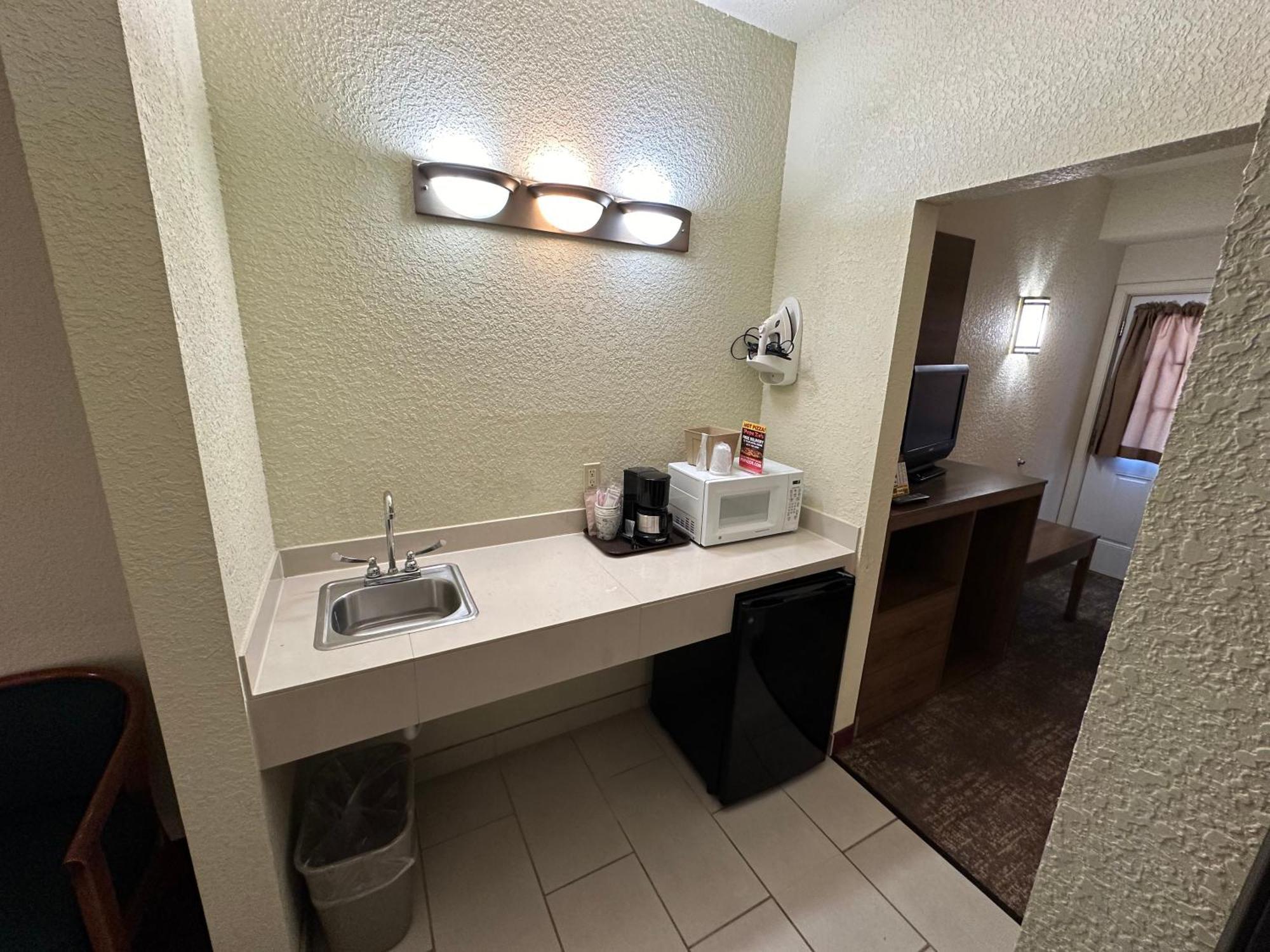 Mackinaw Beach And Bay Inn & Suites Макино Сити Екстериор снимка