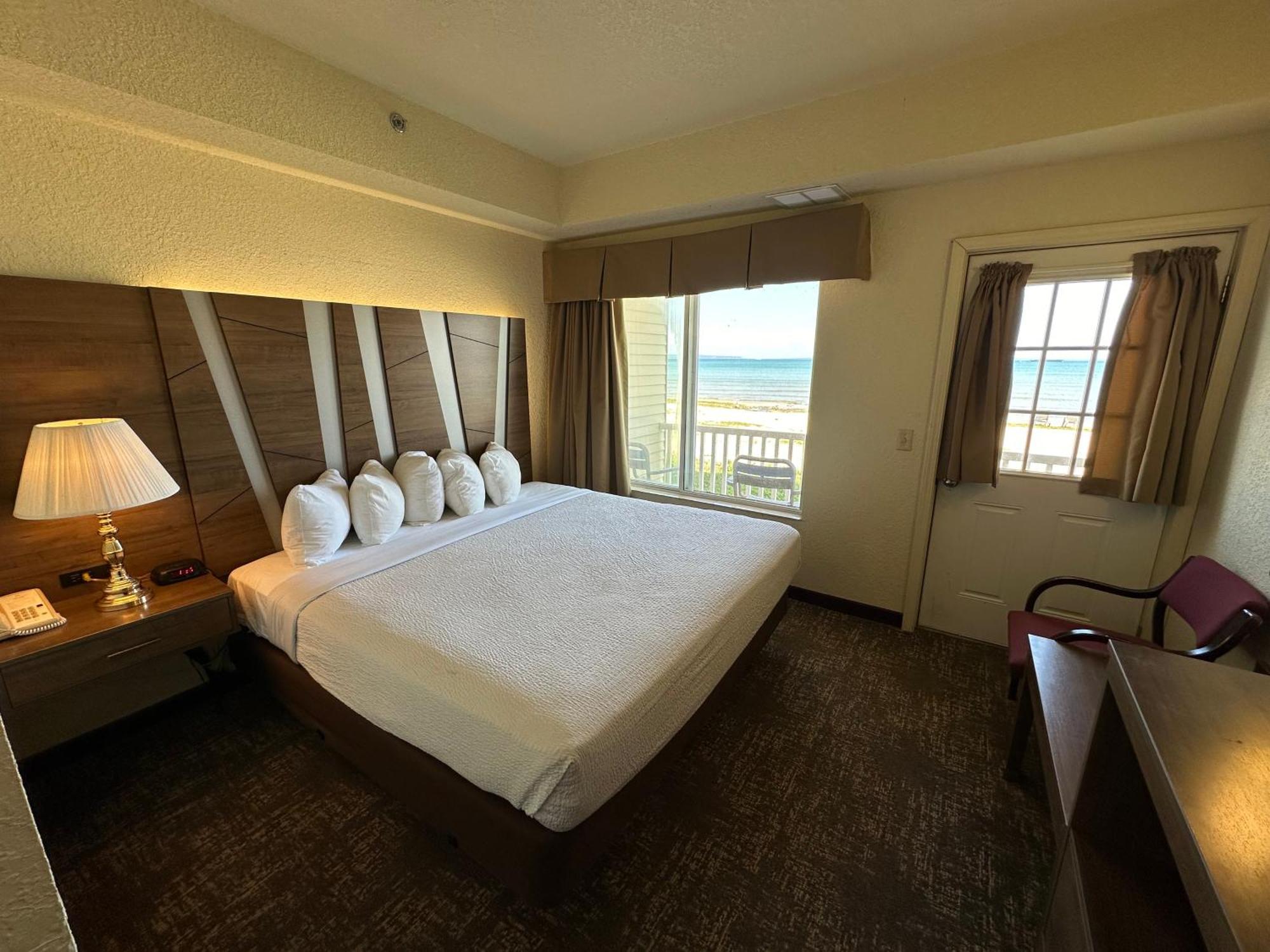 Mackinaw Beach And Bay Inn & Suites Макино Сити Екстериор снимка