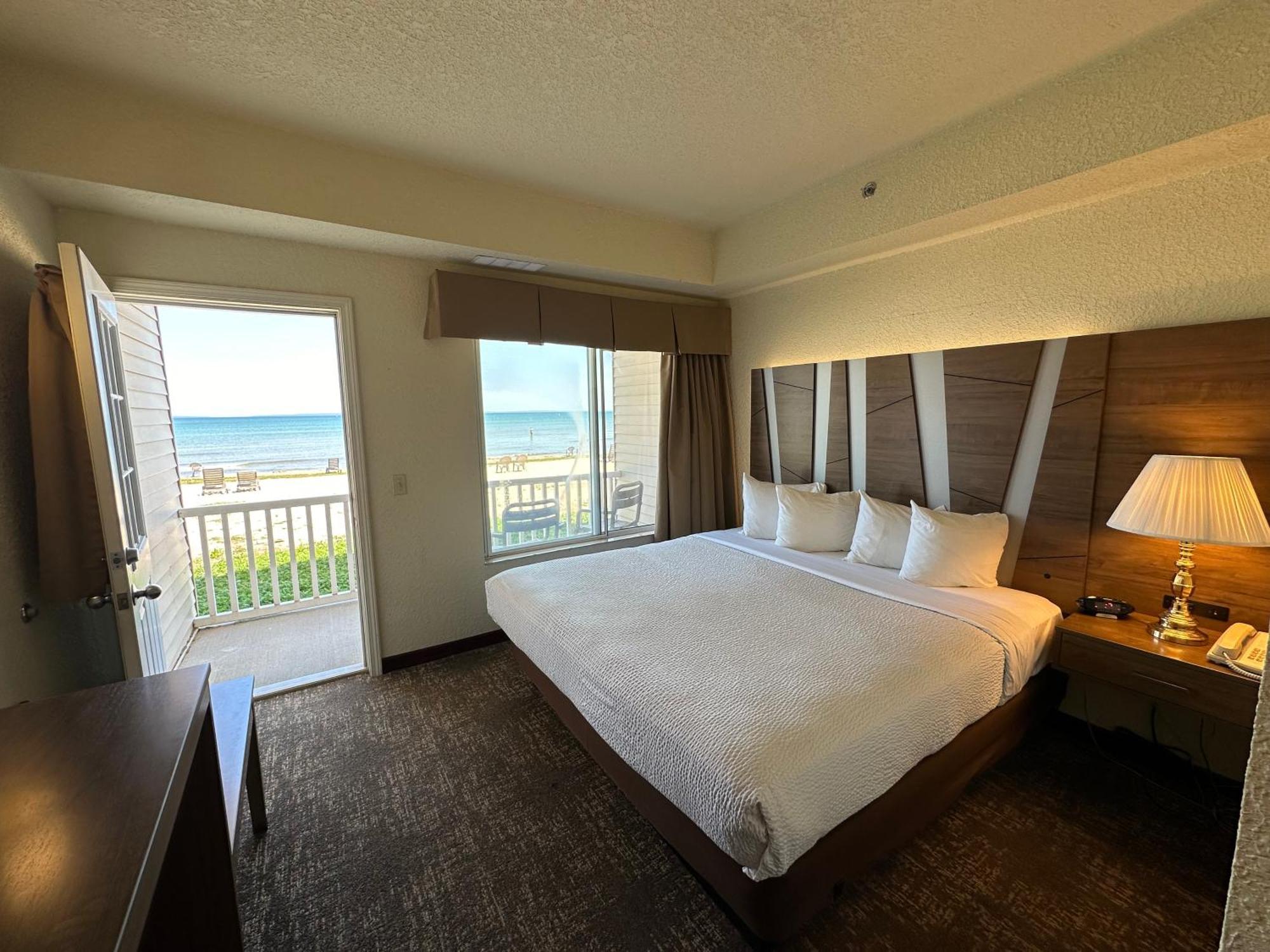 Mackinaw Beach And Bay Inn & Suites Макино Сити Екстериор снимка