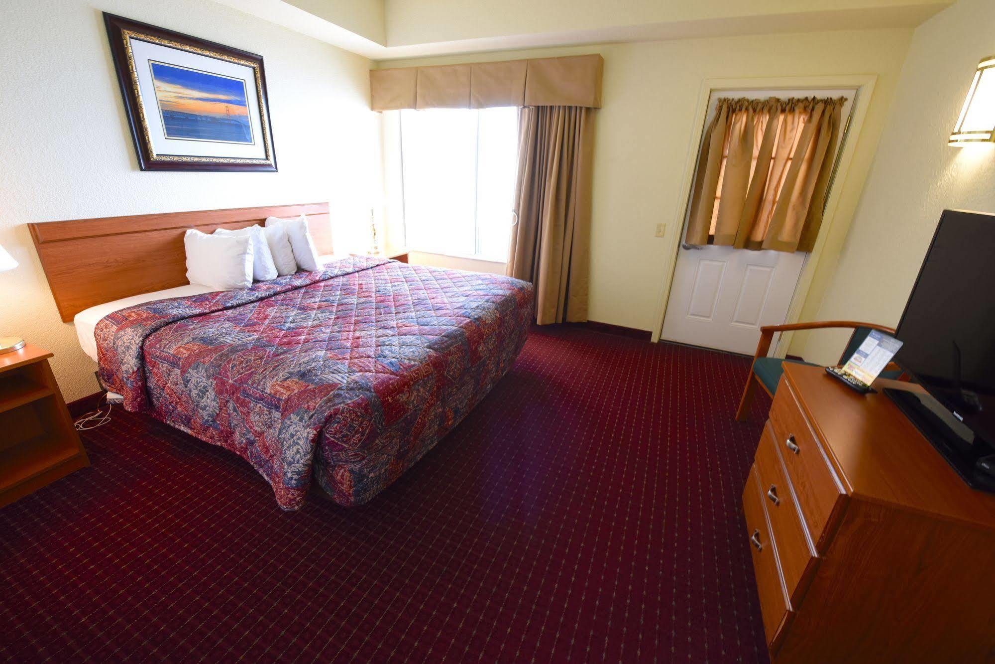Mackinaw Beach And Bay Inn & Suites Макино Сити Екстериор снимка