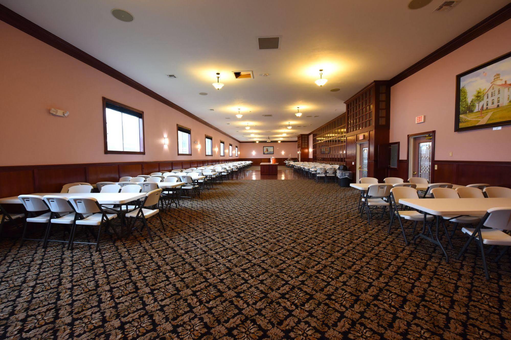 Mackinaw Beach And Bay Inn & Suites Макино Сити Екстериор снимка
